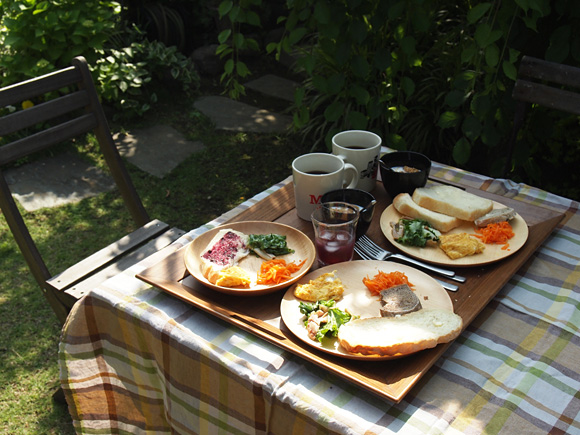 庭の朝食